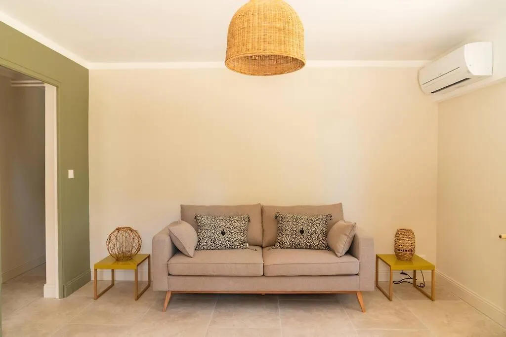 Maison De Campagne Lumineuse Orange  0*, Orange (Vaucluse)